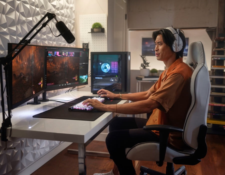 Gamer menggunakan OMEN Gaming Hub